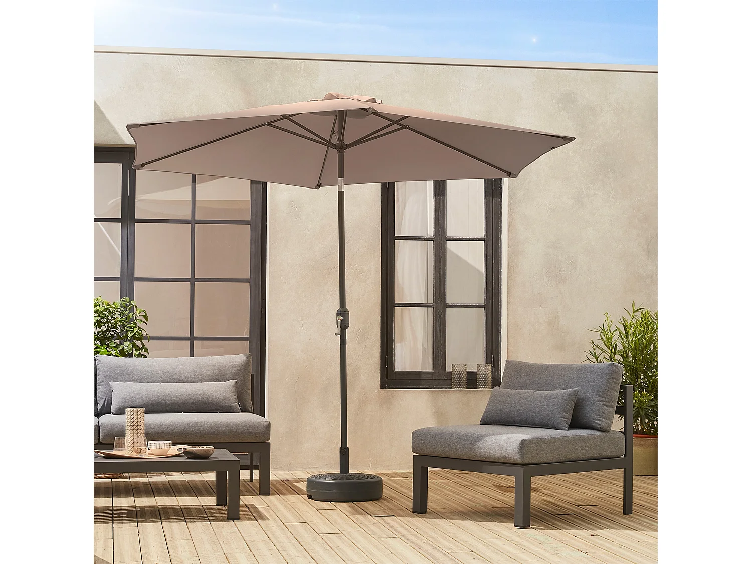 Parasol droit rond Ø300cm - Touquet Taupe - mât central en aluminium orientable et manivelle d'ouverture