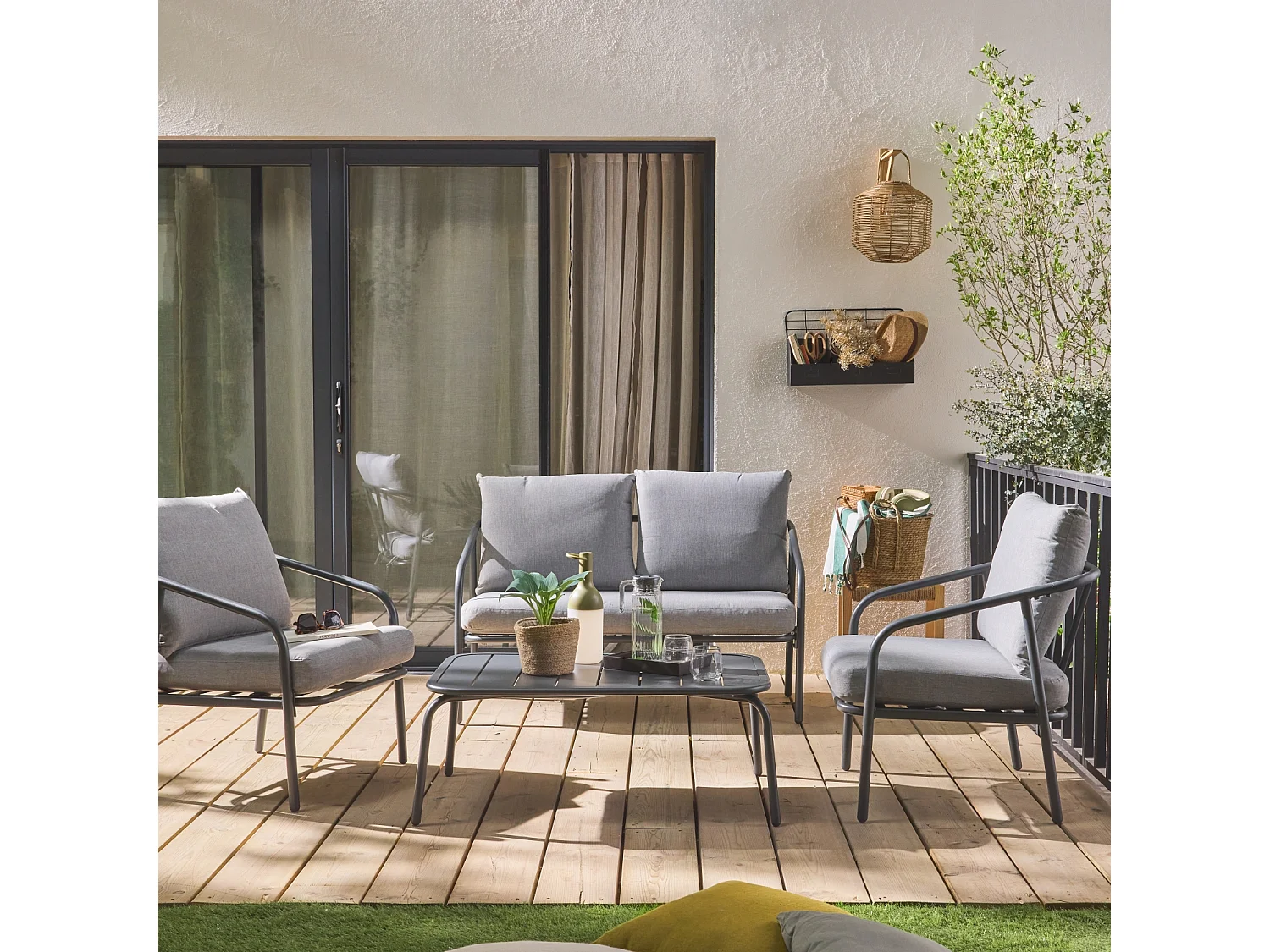 Salon de jardin en métal 4 places anthracite. coussins gris. design épuré arrondi