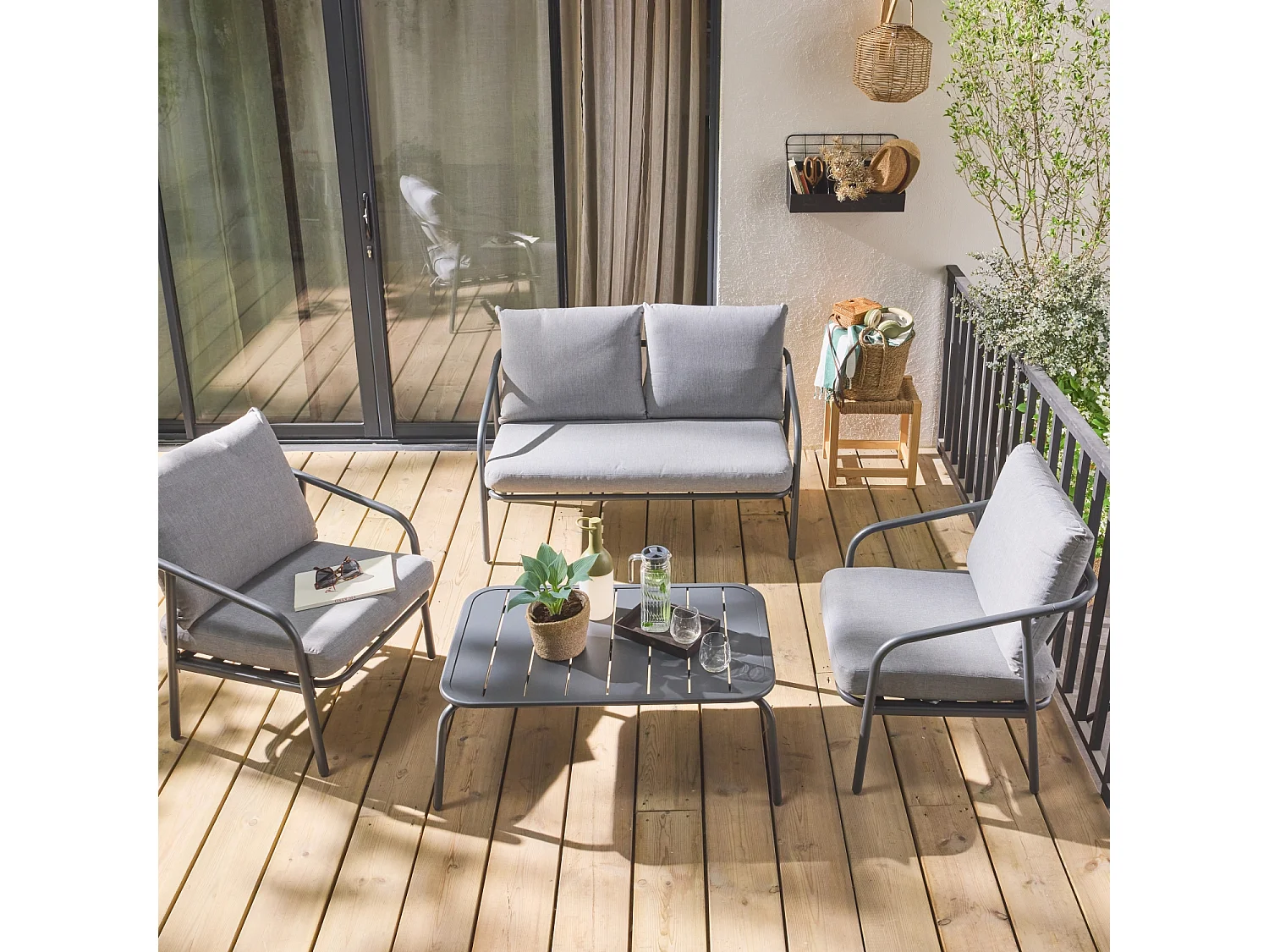 Salon de jardin en métal 4 places anthracite. coussins gris. design épuré arrondi