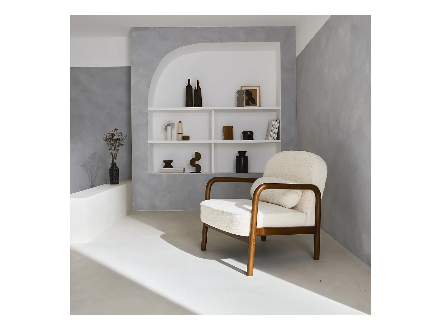 Fauteuil scandinave bois d'hévéa finition noyer clair et dossier arrondi en bouclette crème - AMELIE