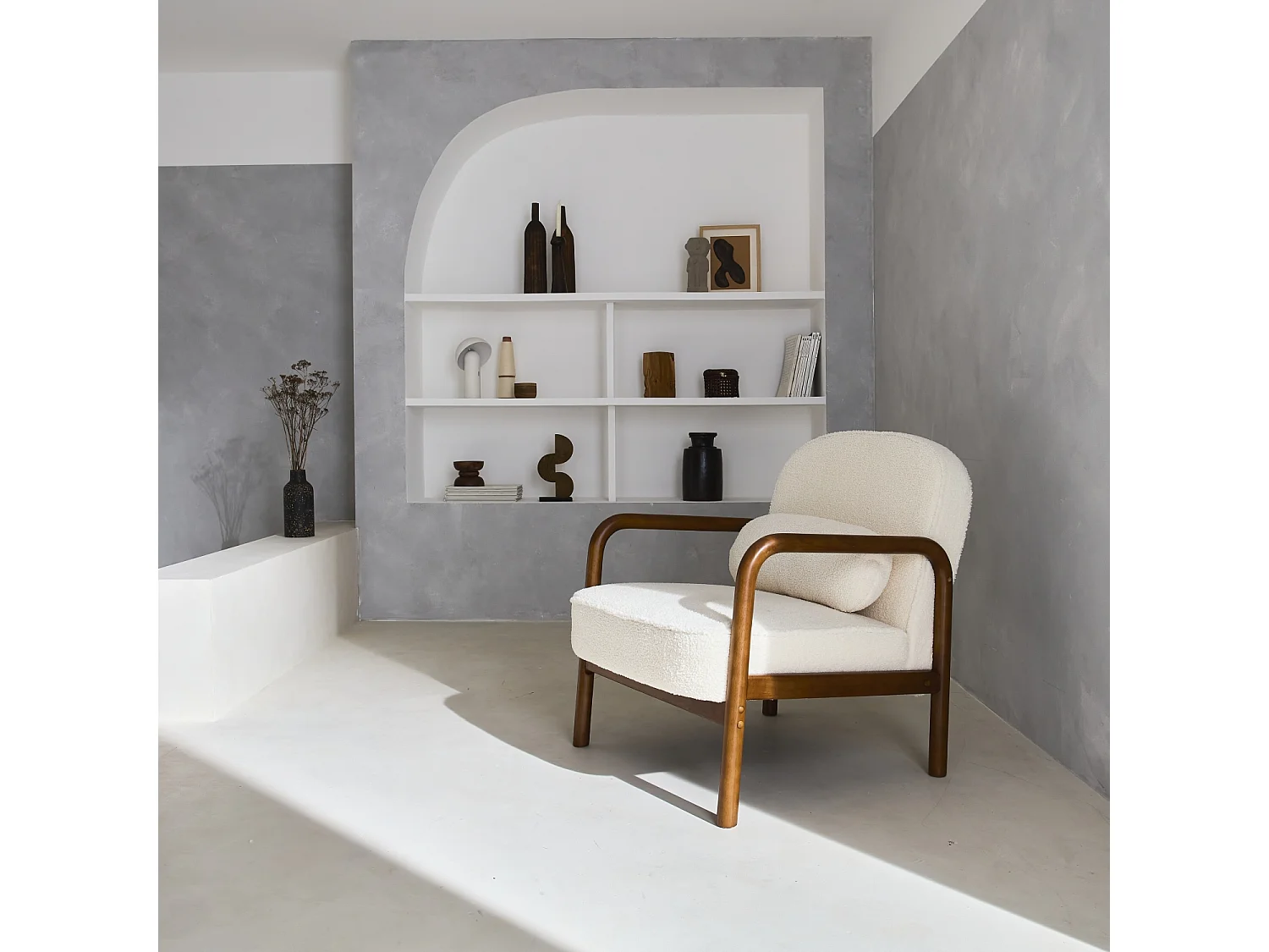 Fauteuil scandinave bois d'hévéa finition noyer clair et dossier arrondi en bouclette crème - AMELIE