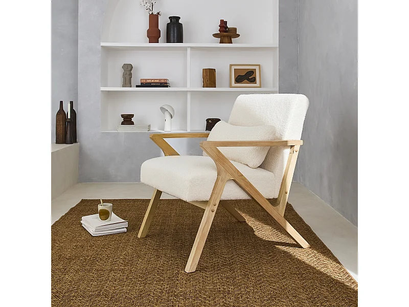 Poltrona scandinava in legno di hevea e bouclé, bianco