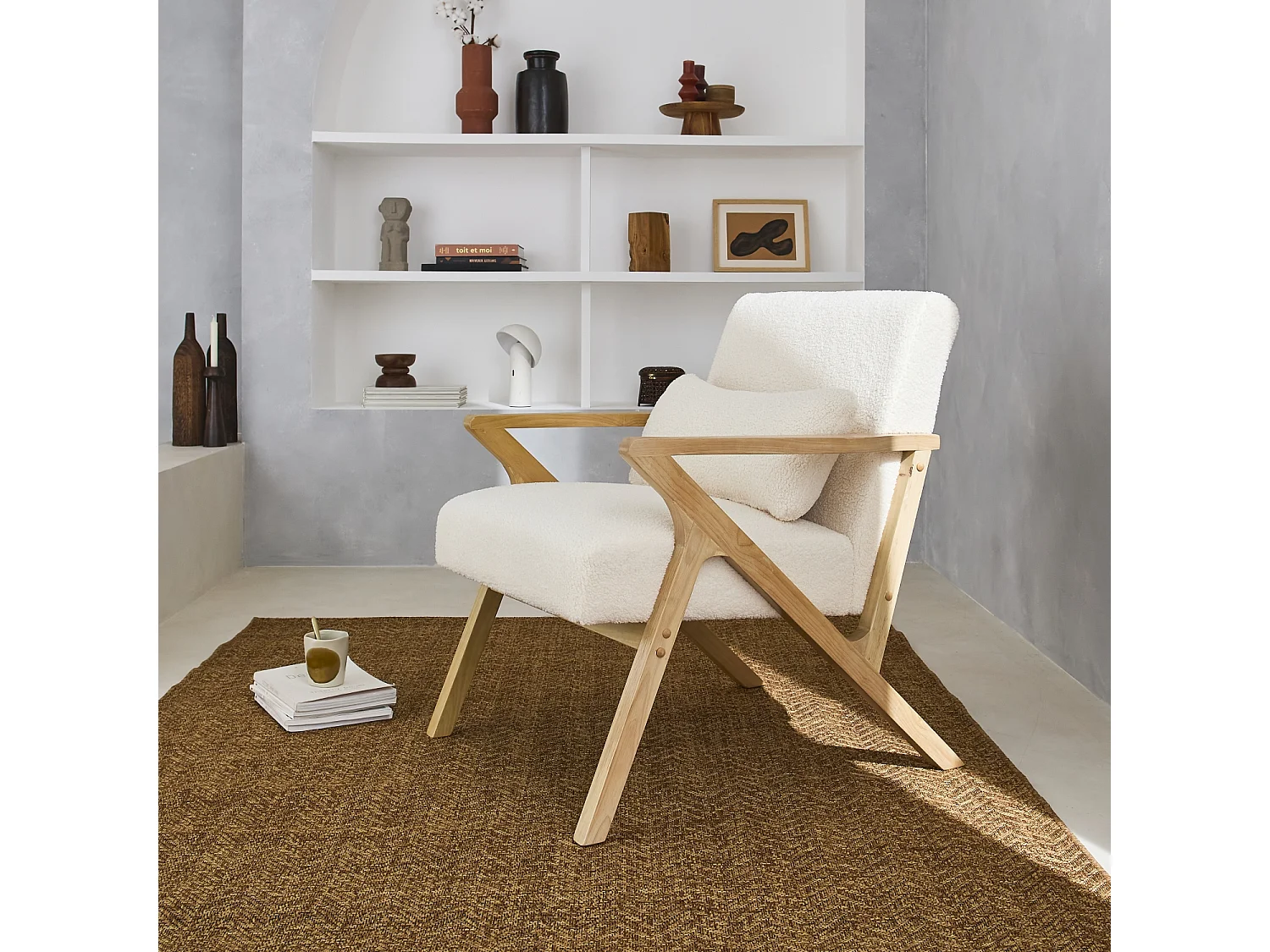 Poltrona scandinava in legno di hevea e bouclé, Antoine bouclé, Crema, 70.5x75x81 cm