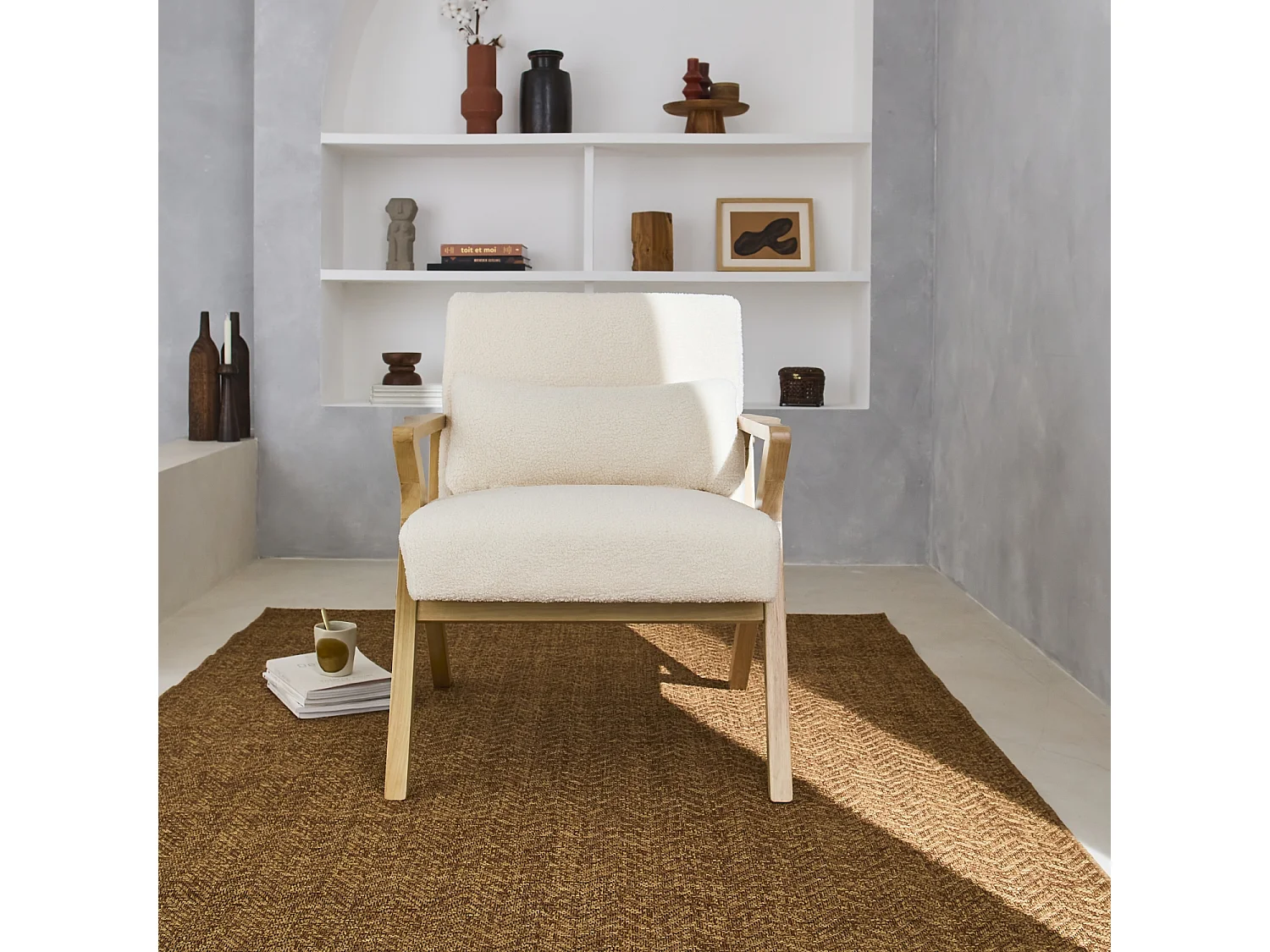 Poltrona scandinava in legno di hevea e bouclé, Antoine bouclé, Crema, 70.5x75x81 cm