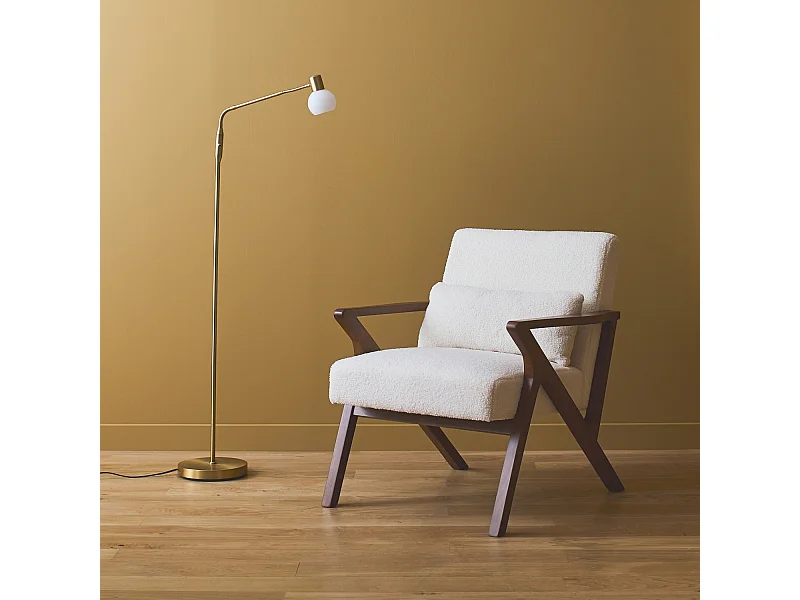 Sillón escandinavo de madera de hevea y borreguito crema