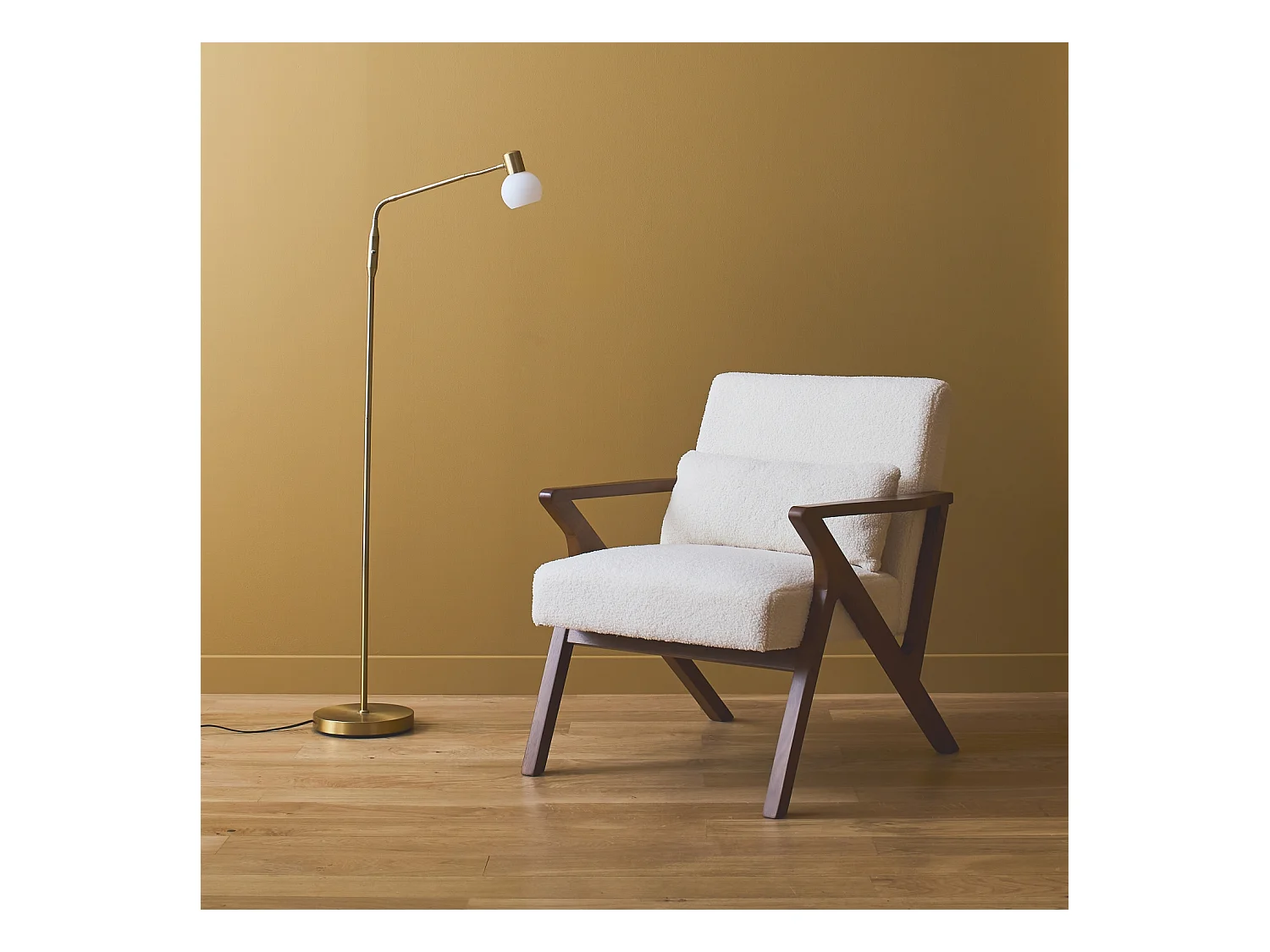 Sillón escandinavo de madera de hevea y borreguito crema