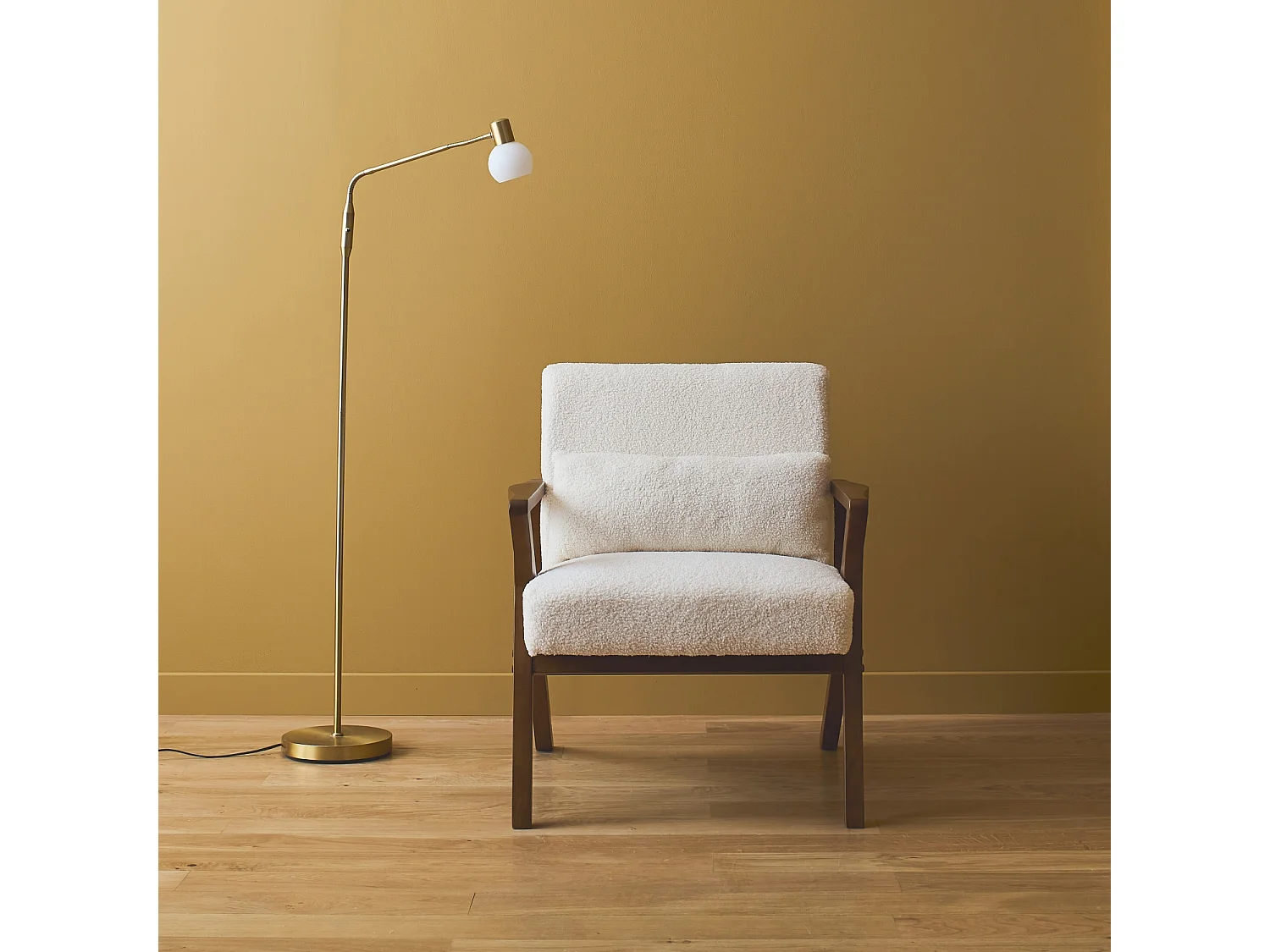 Fauteuil scandinave bois d'hévéa finition teinté noyer clair et bouclette crème ANTOINE