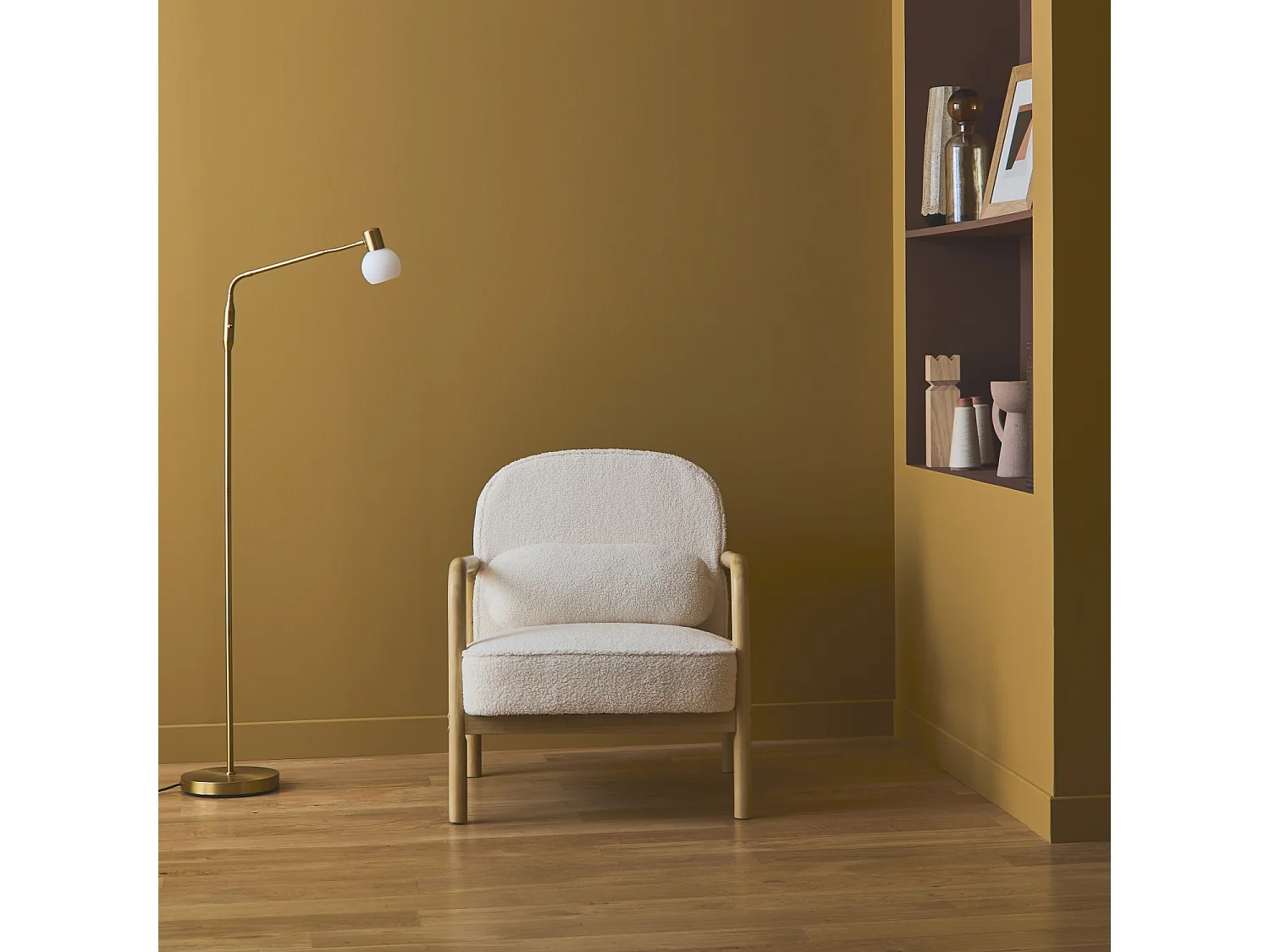 Sillón escandinavo de madera de hevea y borreguito crema