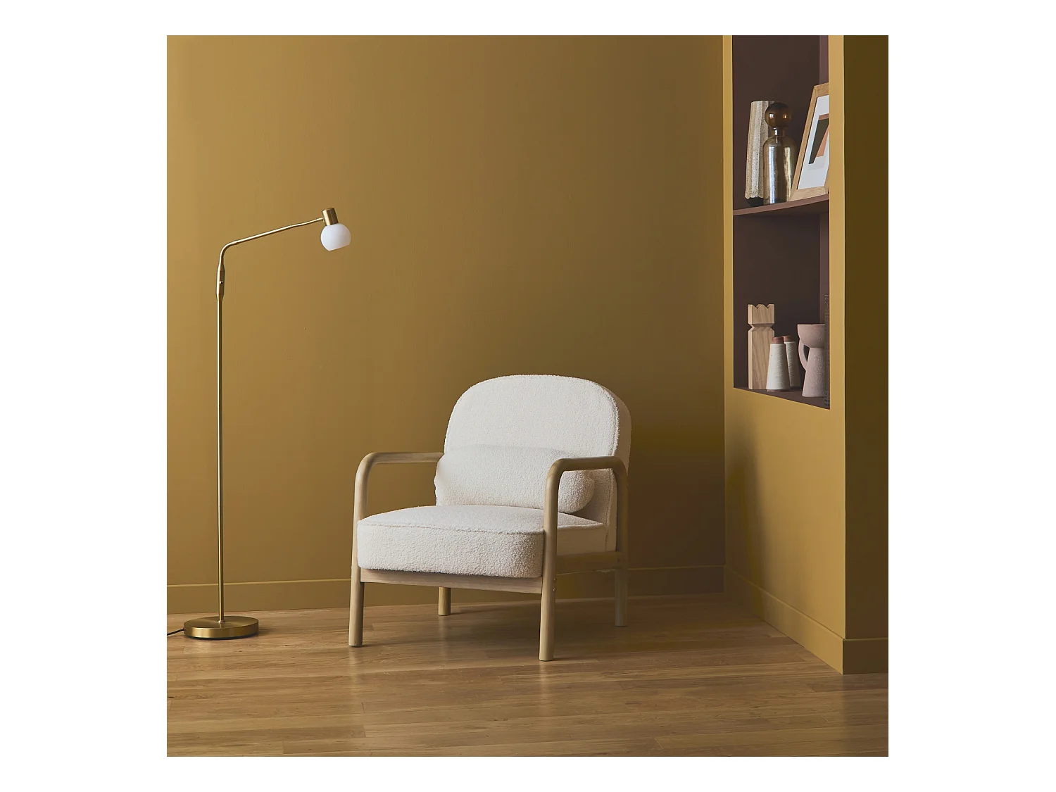 Fauteuil scandinave bois d'hévéa et dossier arrondi en bouclette crème - AMELIE