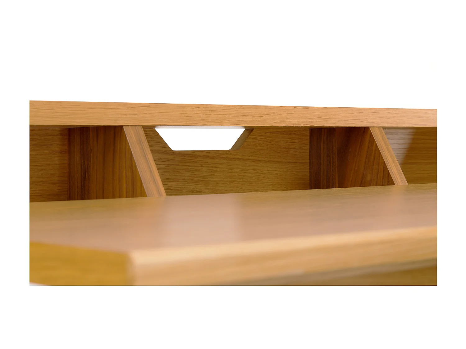 Scrivania di legno in stile scandinavo