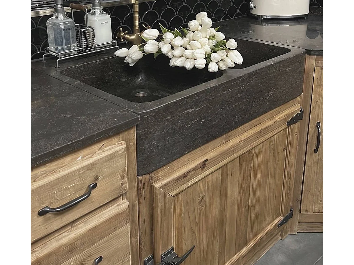 Mueble de cocina bajo en madera reciclada con fregadero de 2 cubetas en piedra azul