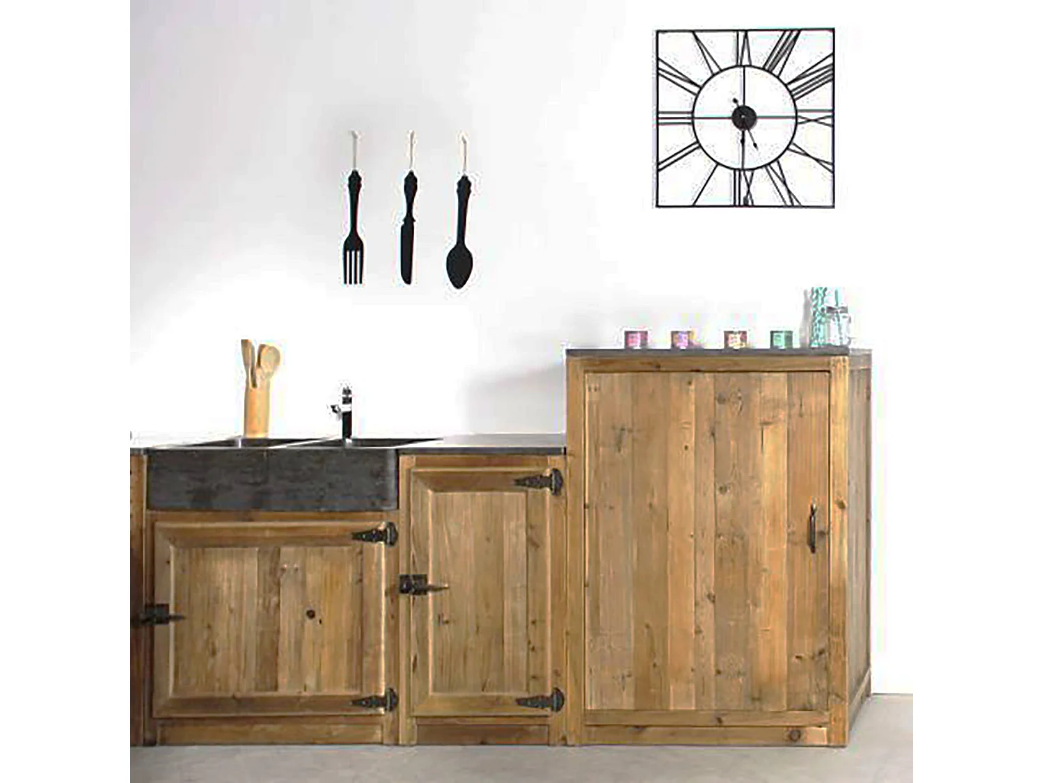 Mueble de cocina bajo en madera reciclada con fregadero de 2 cubetas en piedra azul