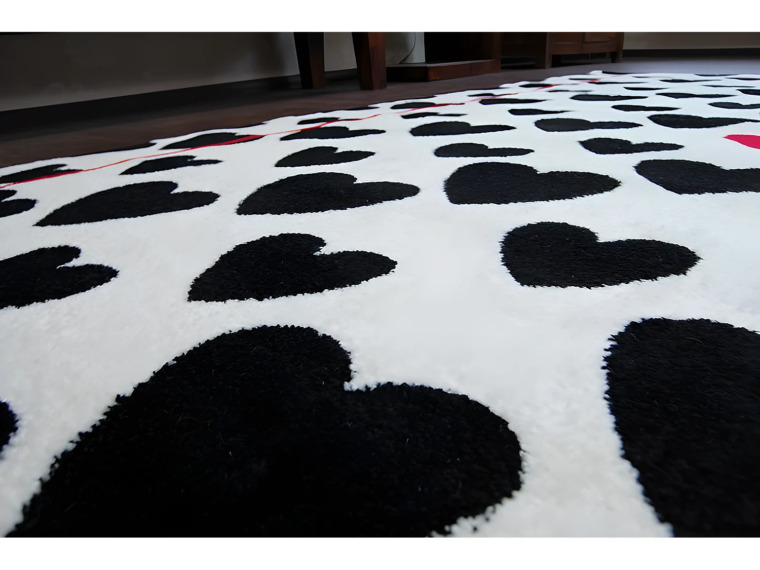 Tapijt SKETCH - F755 room/zwart - Hartjes  200x290 cm