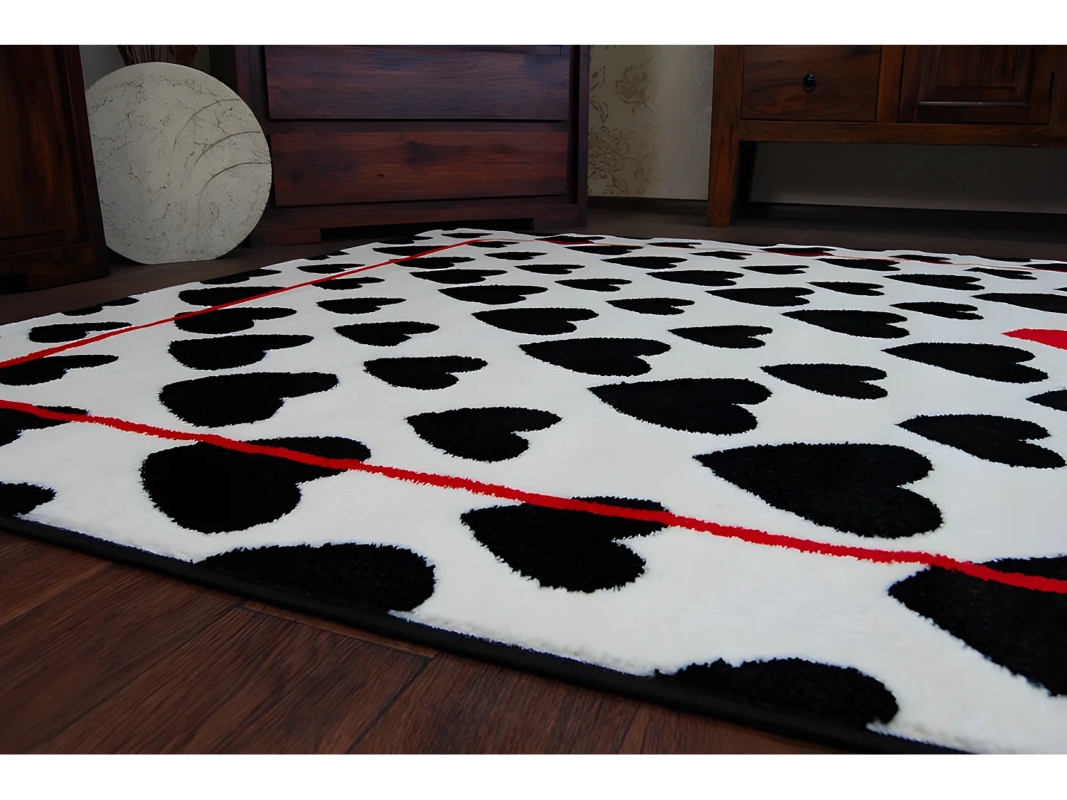 Tapijt SKETCH - F755 room/zwart - Hartjes  200x290 cm