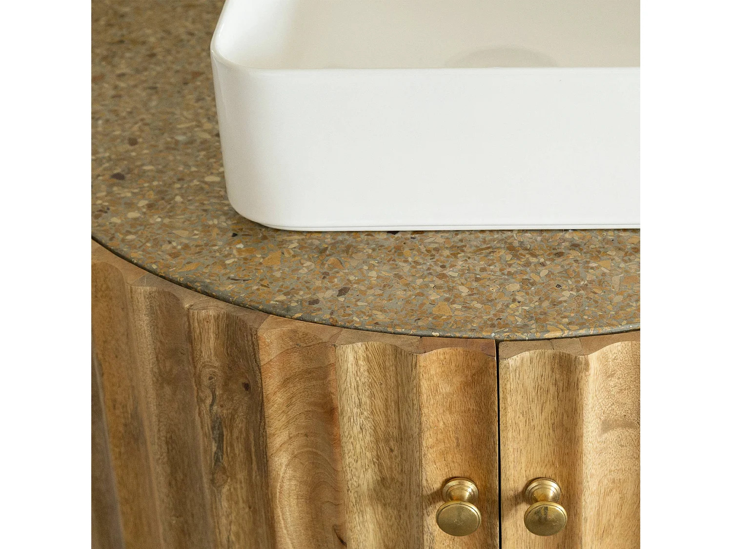 Meuble sous vasque en bois de manguier et terrazzo Bao