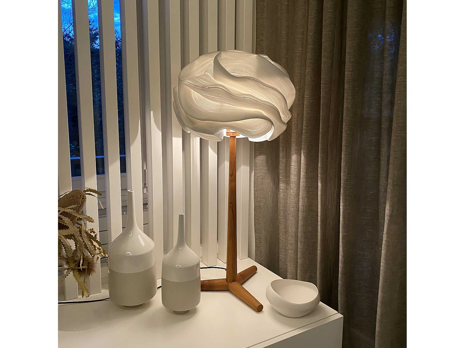 Now's Home - Lampe A Poser Abat Jour Zipper Ivoire Pied Teck 45x45x94cm Mekar