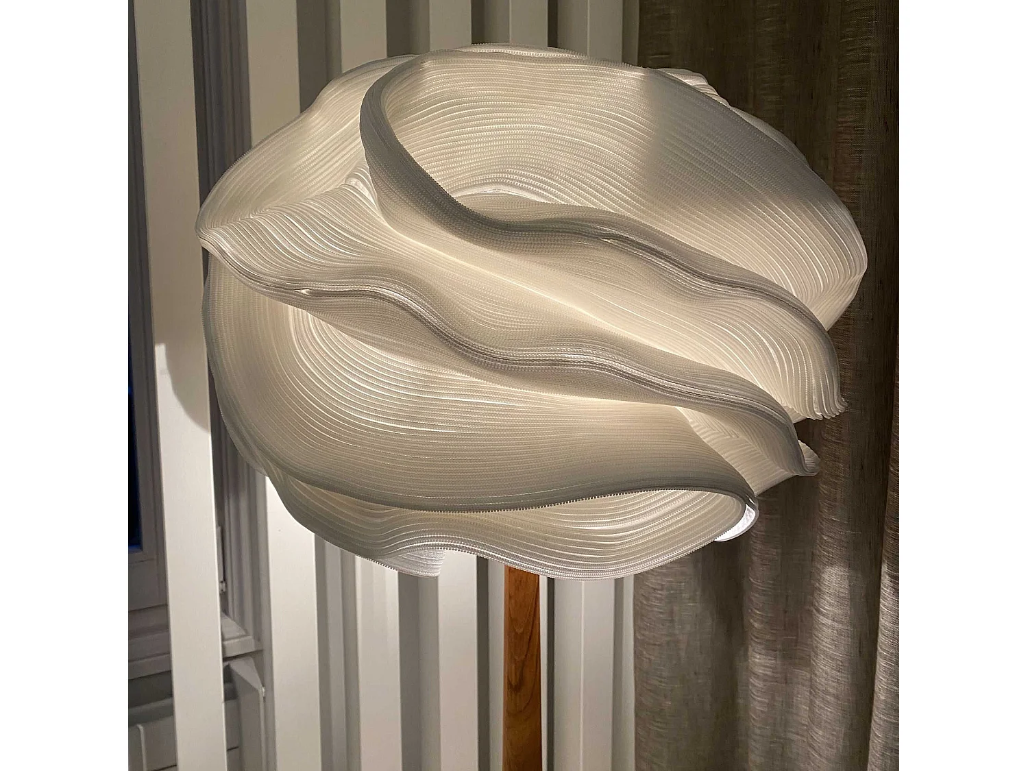 Now's Home - Lampe A Poser Abat Jour Zipper Ivoire Pied Teck 45x45x94cm Mekar