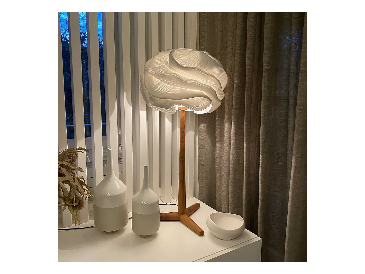 Now's Home - Lampe A Poser Abat Jour Zipper Ivoire Pied Teck 45x45x94cm Mekar