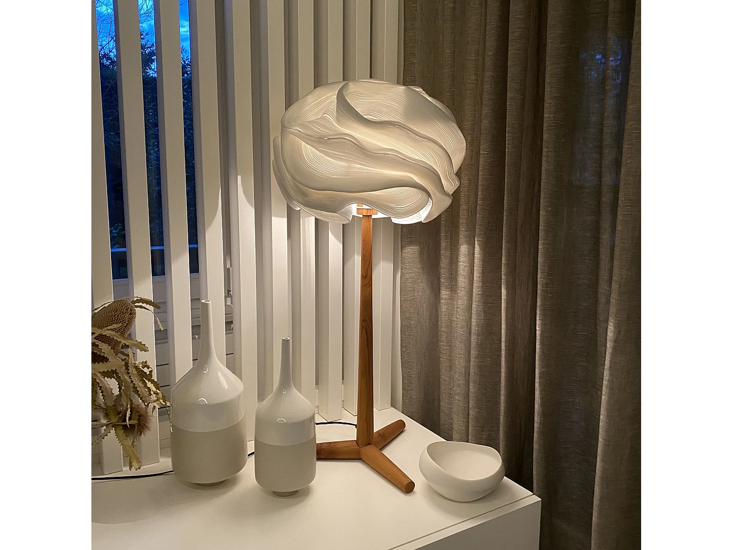 Now's Home - Lampe A Poser Abat Jour Zipper Ivoire Pied Teck 45x45x94cm Mekar