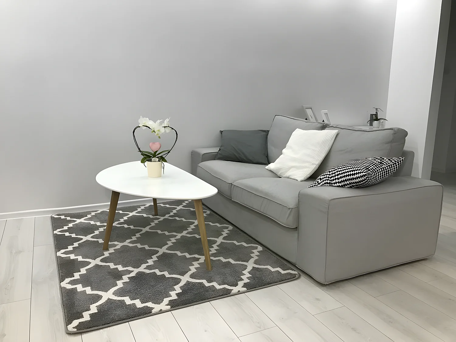 Tapis SKETCH - F343 gris et blanc trèfle marocain trellis 140x190 cm