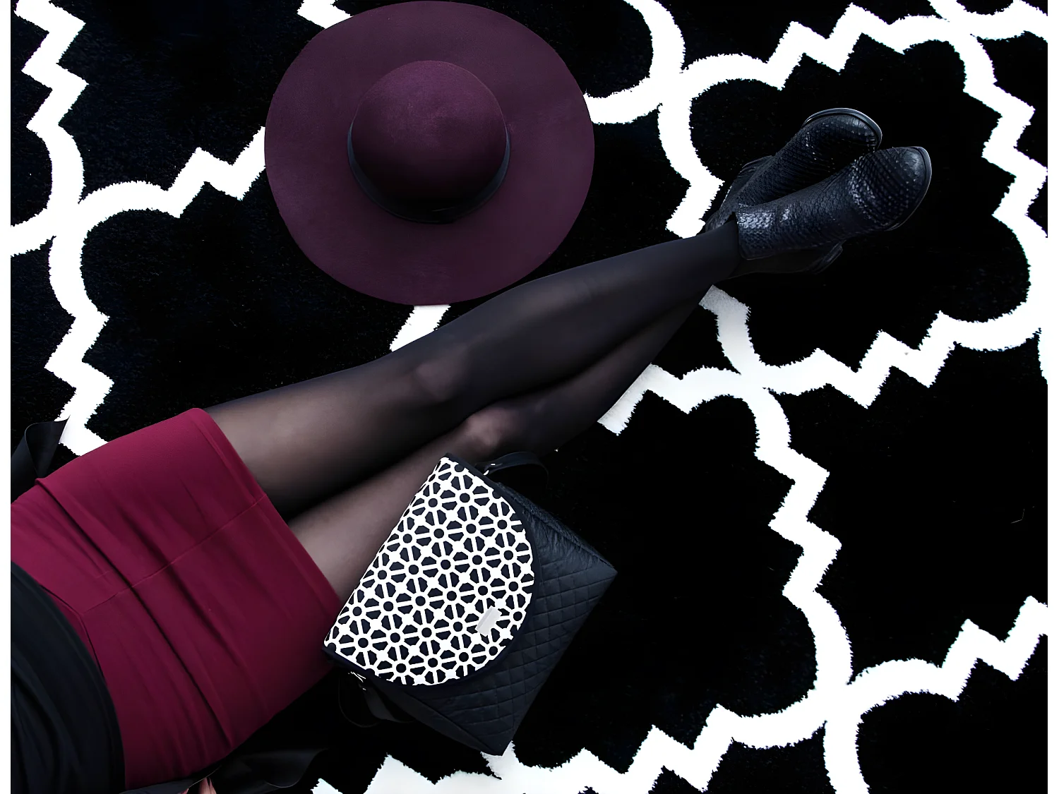 Tapis SKETCH - F343 noir et crème trèfle marocain trellis 140x190 cm