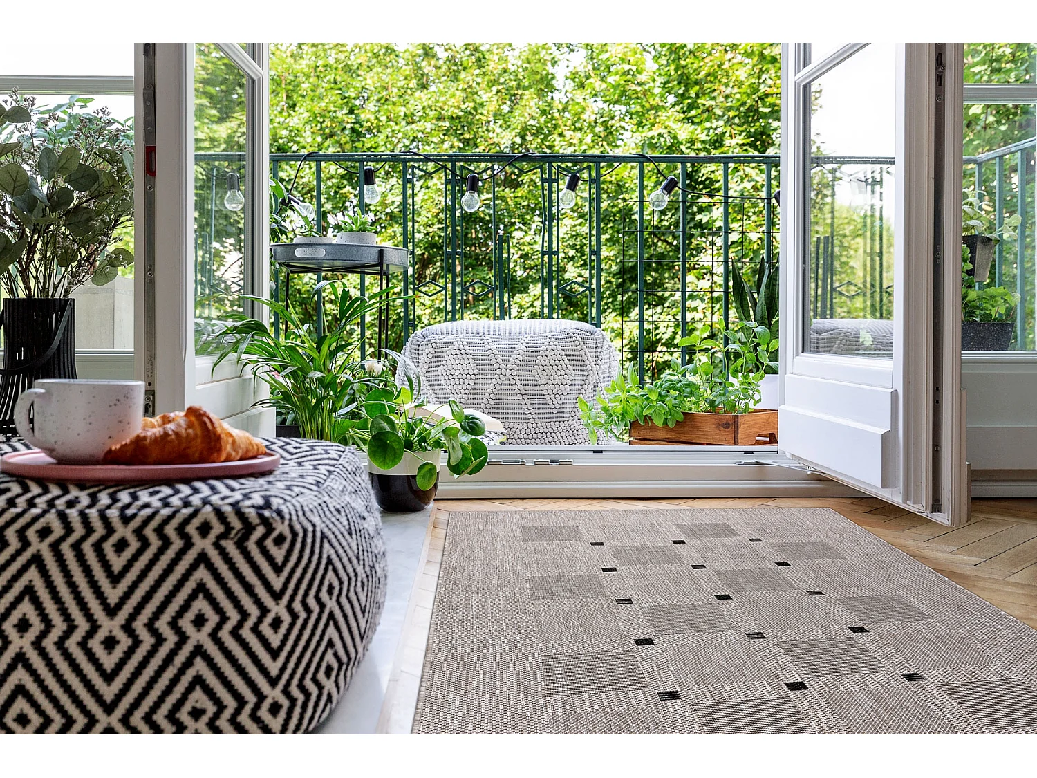 Sisal tapijt SISAL FLOORLUX 20079 BLOEMEN VIERKANTEN zilver / zwartkle 140x200 cm