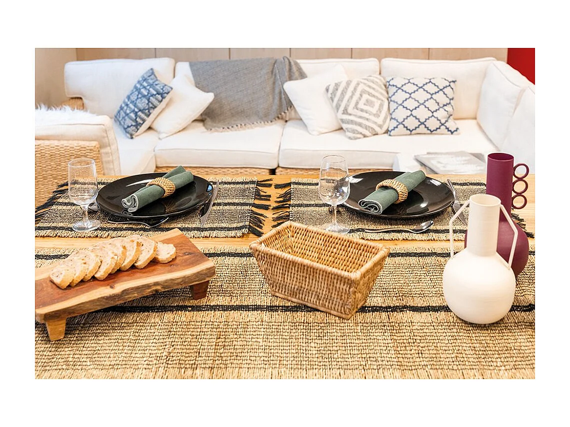Linge de table en jonc naturel et noir Chemin de table