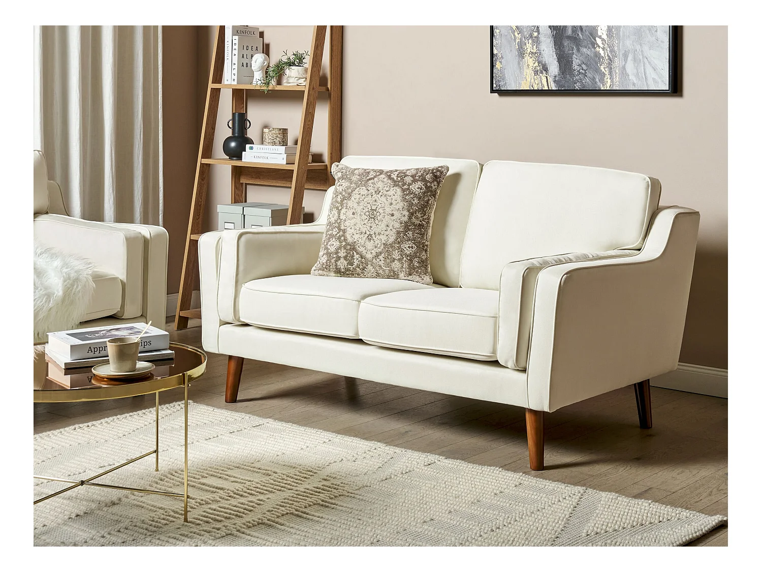 2-Sitzer Sofa Stoffbezug weiß mit hohen Holzbeinen dicken Sitzkissen Lokka