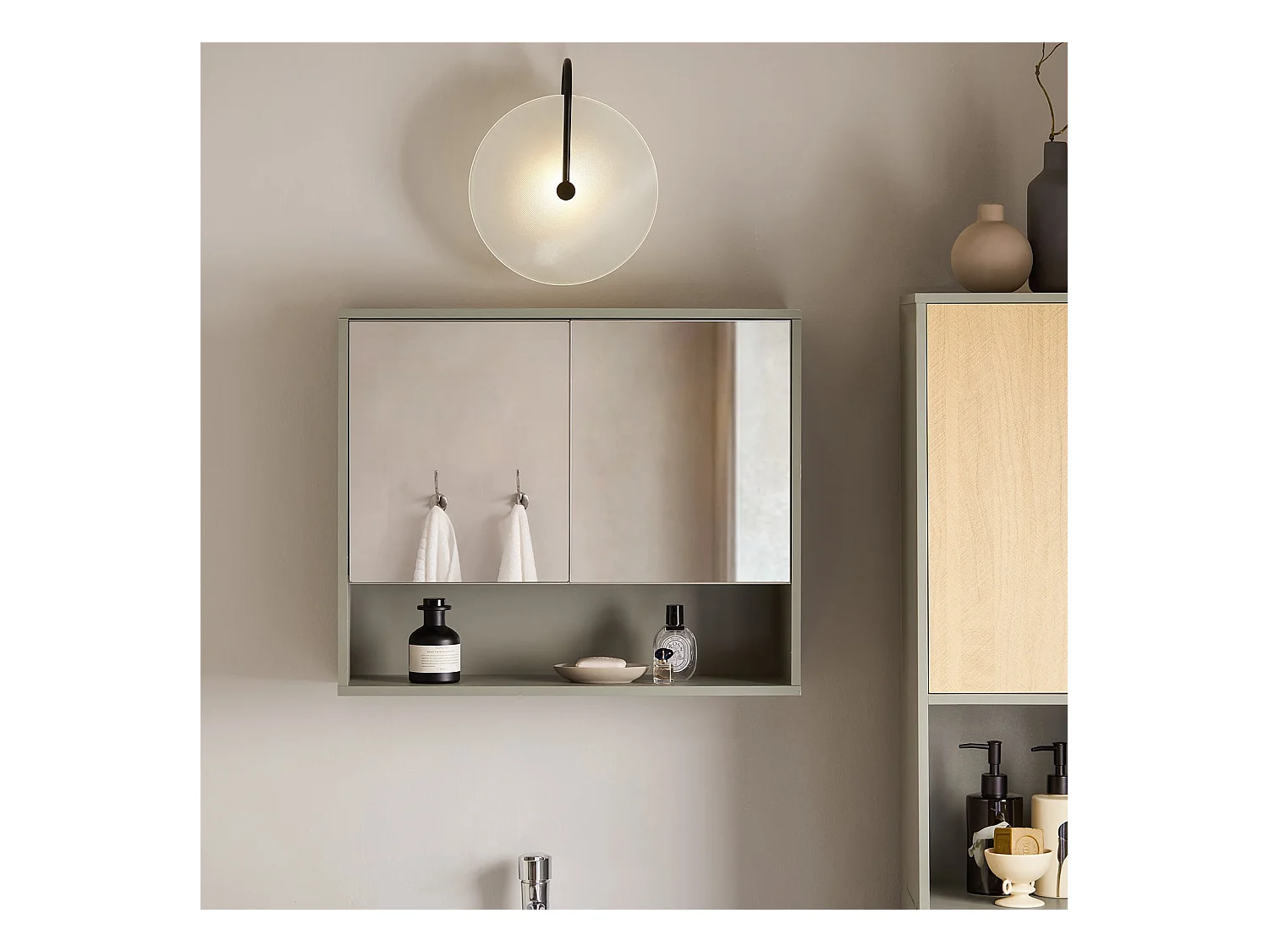 Szafka ścienna z lustremo BZR134-NG