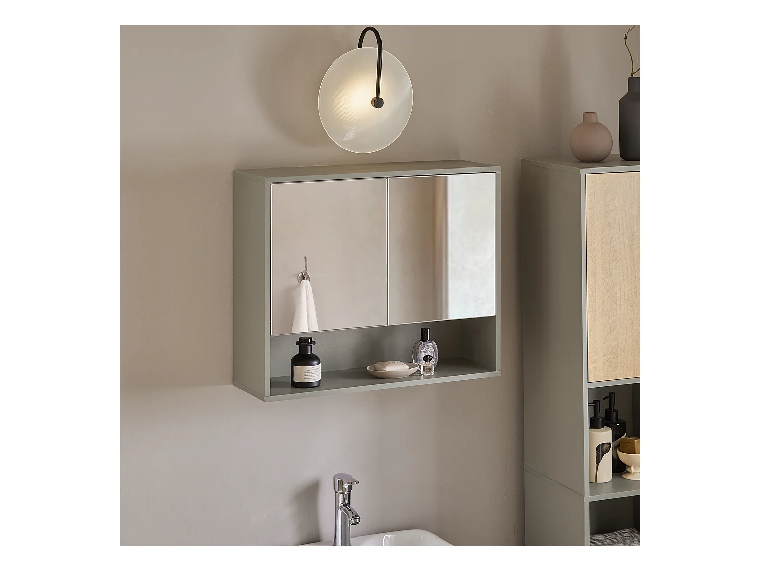 Szafka ścienna z lustremo BZR134-NG