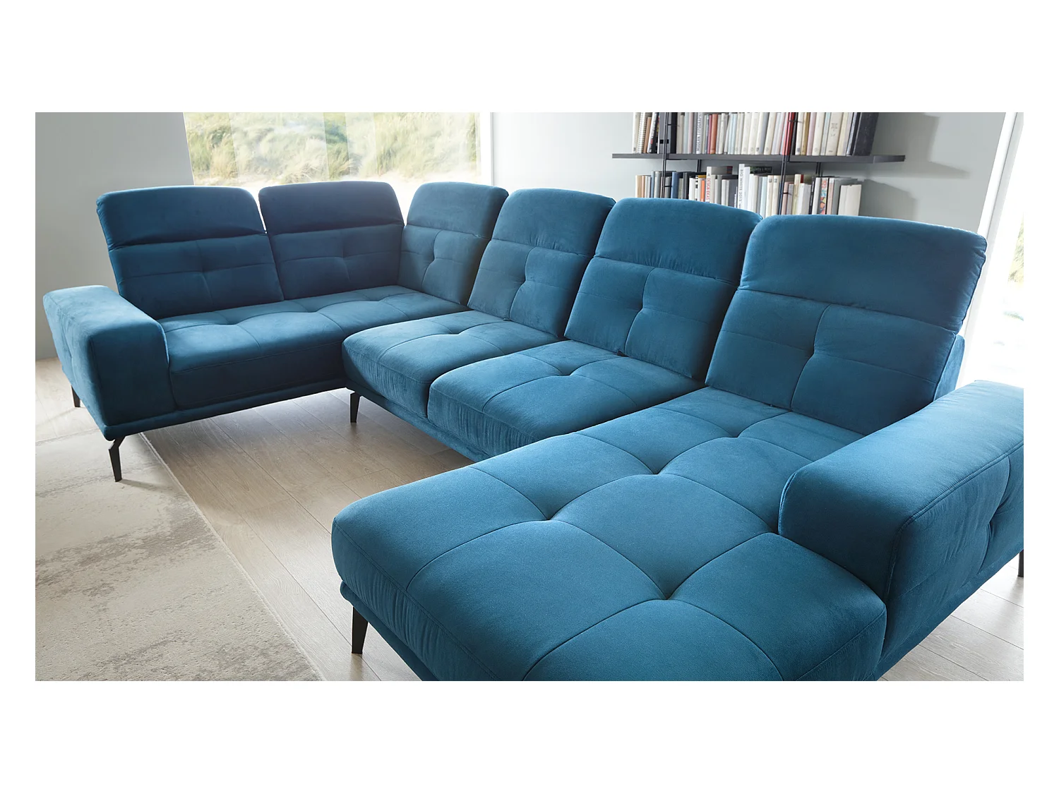 Panoramische designbank in donkergroene stof hoofdsteunen linkerhoek met Stan armleuning 350 cm