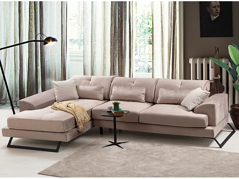 Canapé d'angle gauche velours beige avec têtières relevables et pieds metal noir Briko 308cm