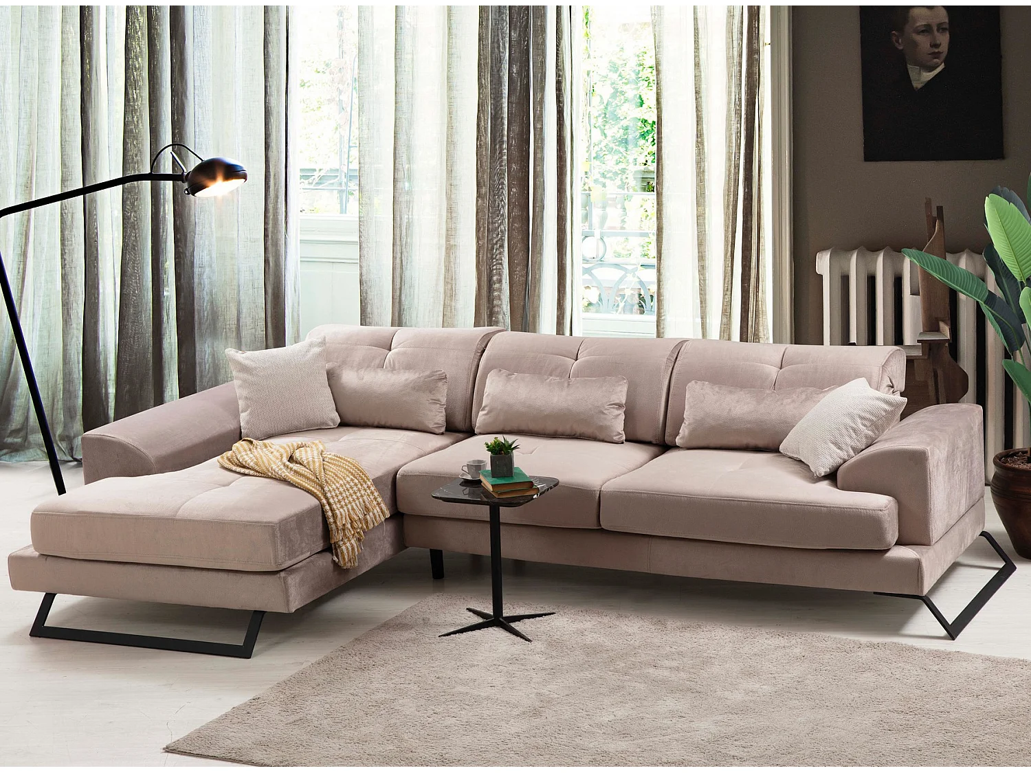 Canapé d'angle gauche velours beige avec têtières relevables et pieds metal noir Briko 308cm