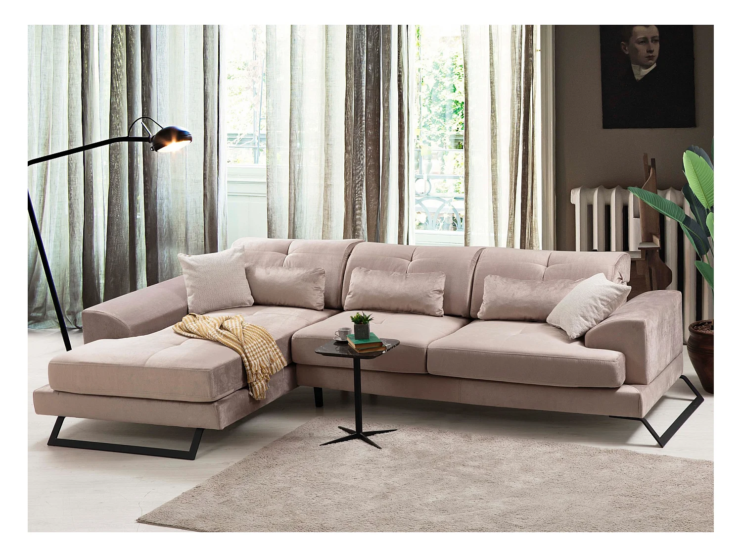 Canapé d'angle gauche velours beige avec têtières relevables et pieds metal noir Briko 308cm