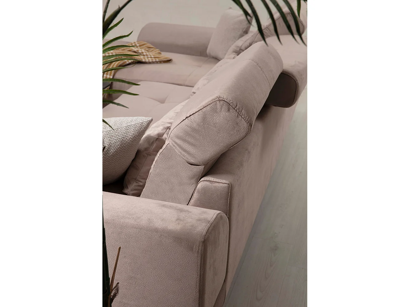 Canapé d'angle gauche velours beige avec têtières relevables et pieds metal noir Briko 308cm