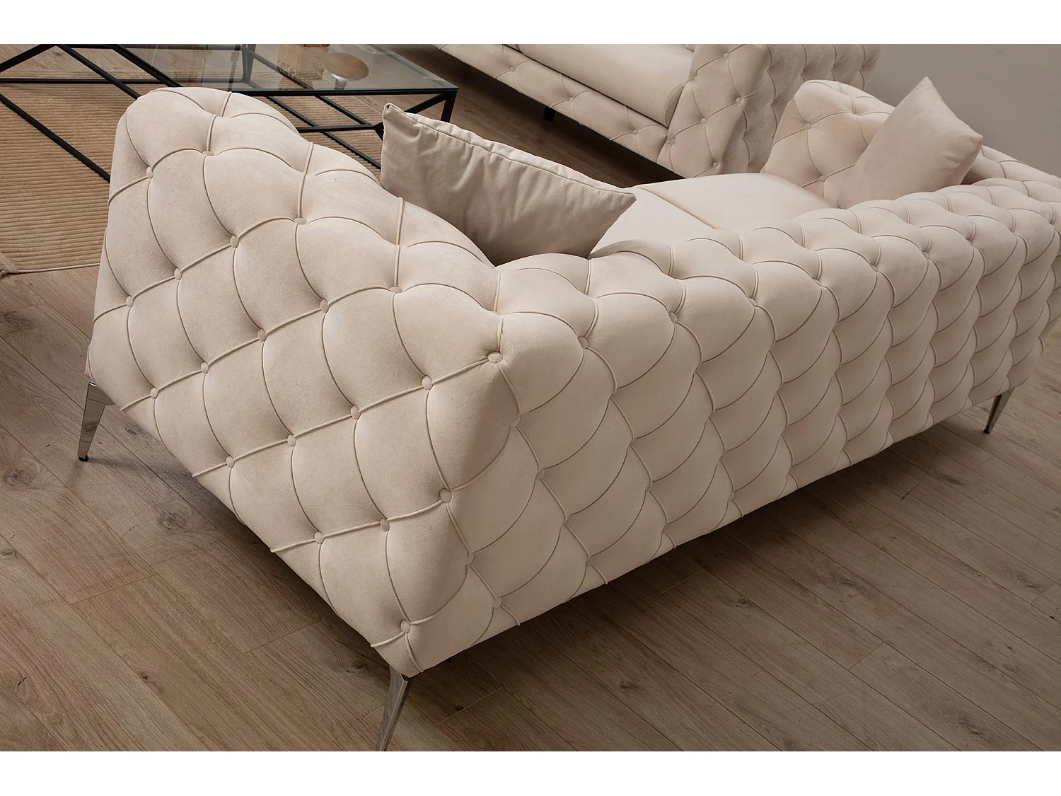 Canapé 2 places capitonné velours beige clair et pieds chromés Herakles 197cm