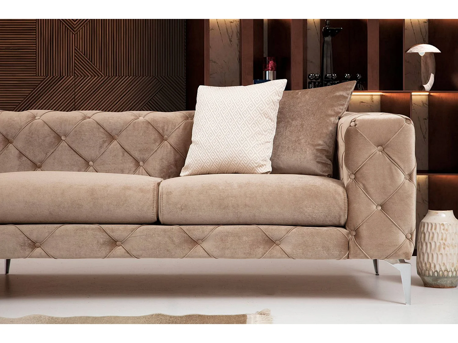 Canapé 4 places capitonné velours marron clair et pieds chromés Herakles 344cm