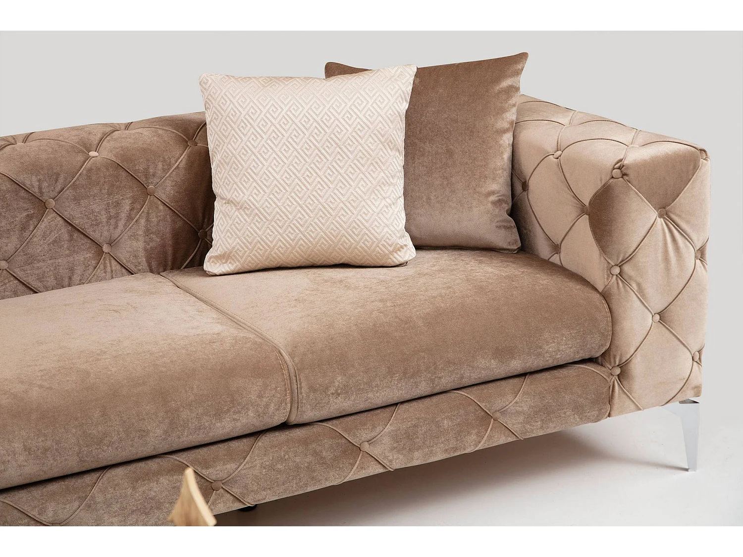 Canapé 4 places capitonné velours marron clair et pieds chromés Herakles 344cm