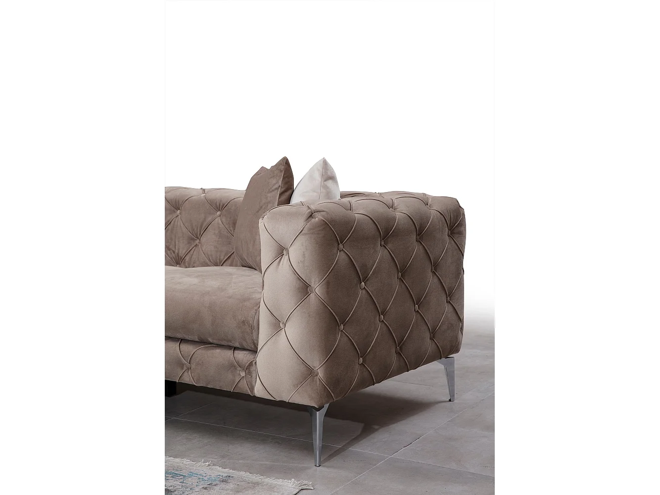 Canapé d'angle droit capitonné velours crème et pieds chromés Herakles 270cm