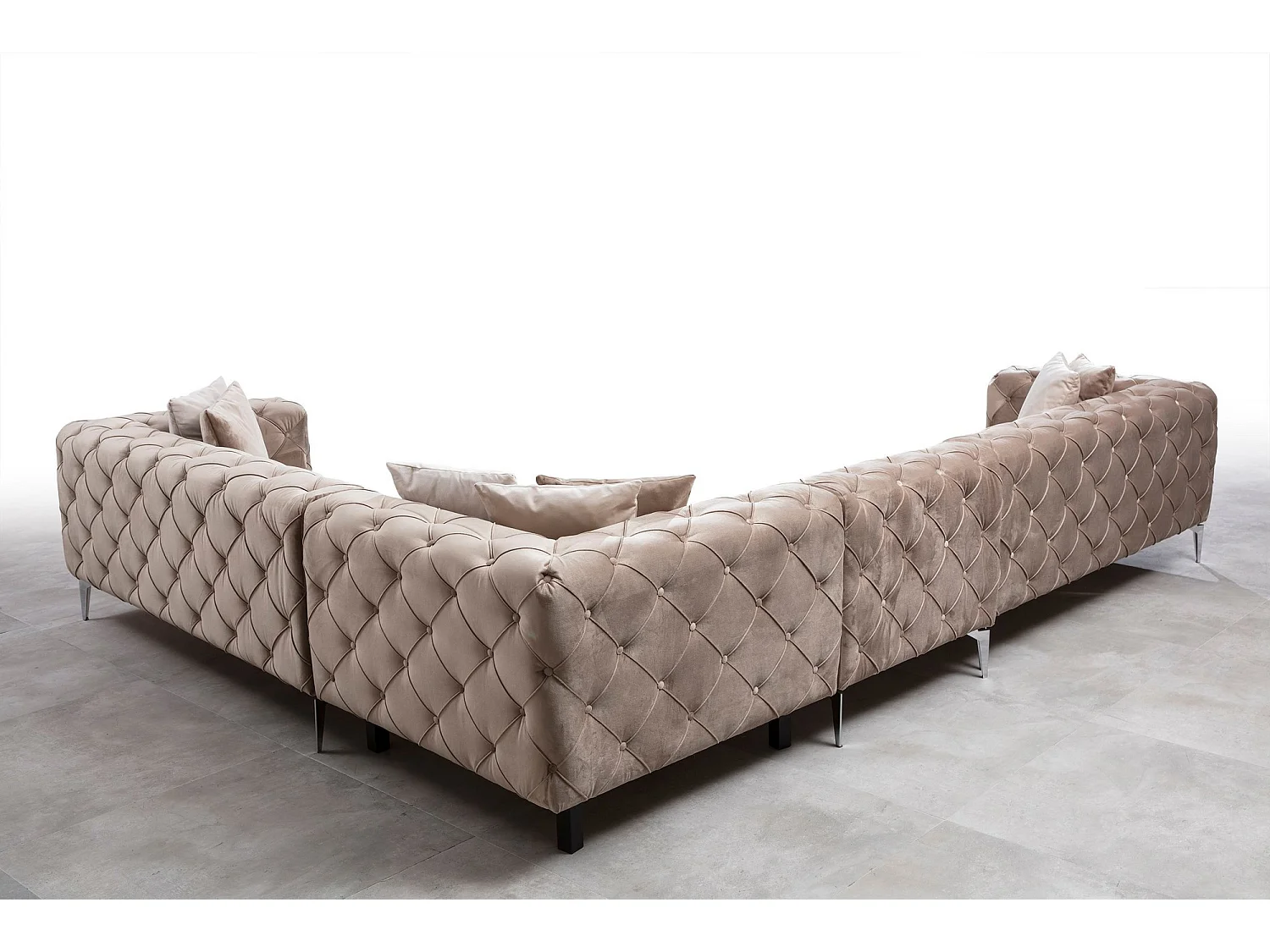 Canapé d'angle droit capitonné velours crème et pieds chromés Herakles 270cm