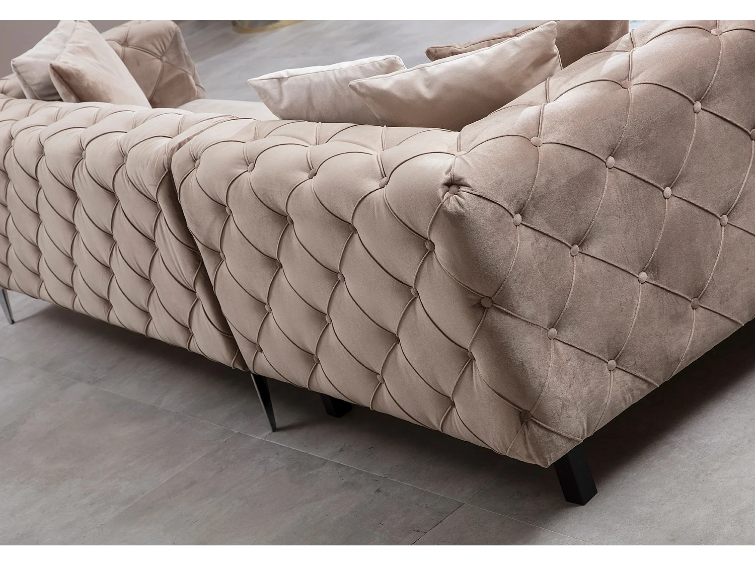 Canapé d'angle droit capitonné velours crème et pieds chromés Herakles 270cm