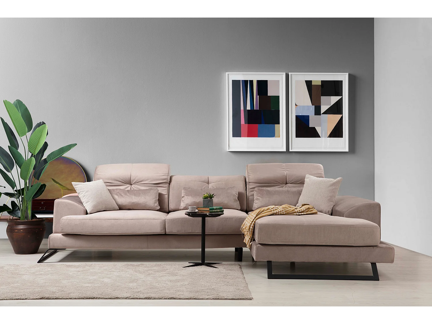 Canapé d'angle droit velours beige avec têtières relevables et pieds metal noir Briko 308cm