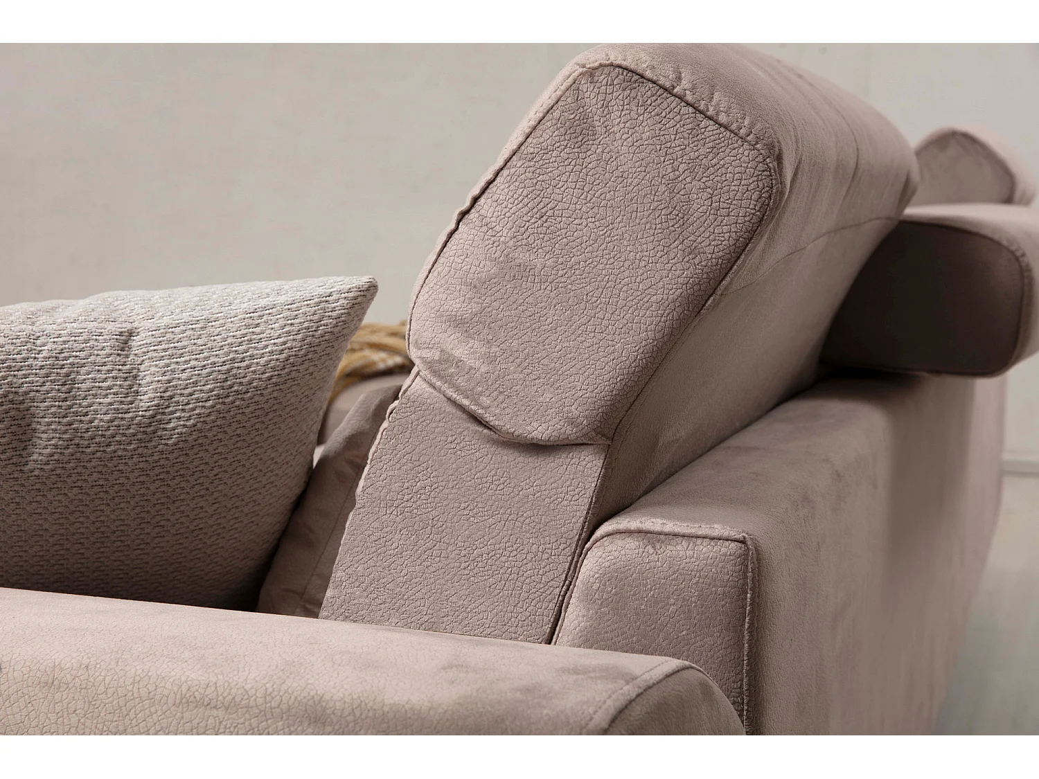 Canapé d'angle droit velours beige avec têtières relevables et pieds metal noir Briko 308cm