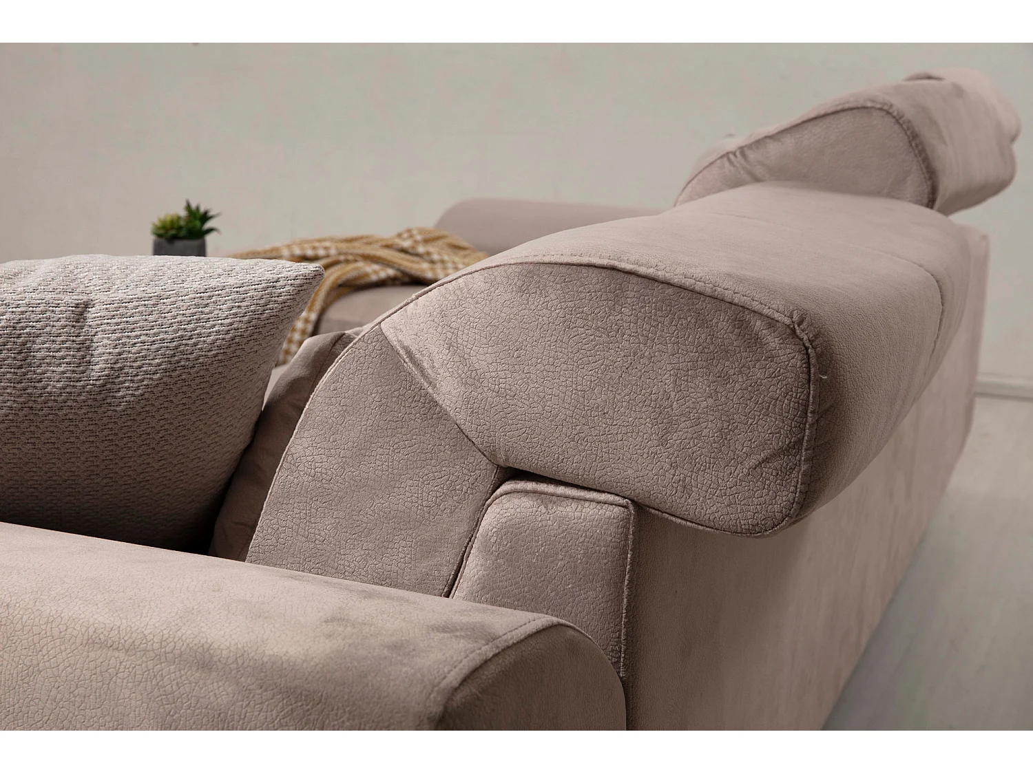 Canapé d'angle droit velours beige avec têtières relevables et pieds metal noir Briko 308cm