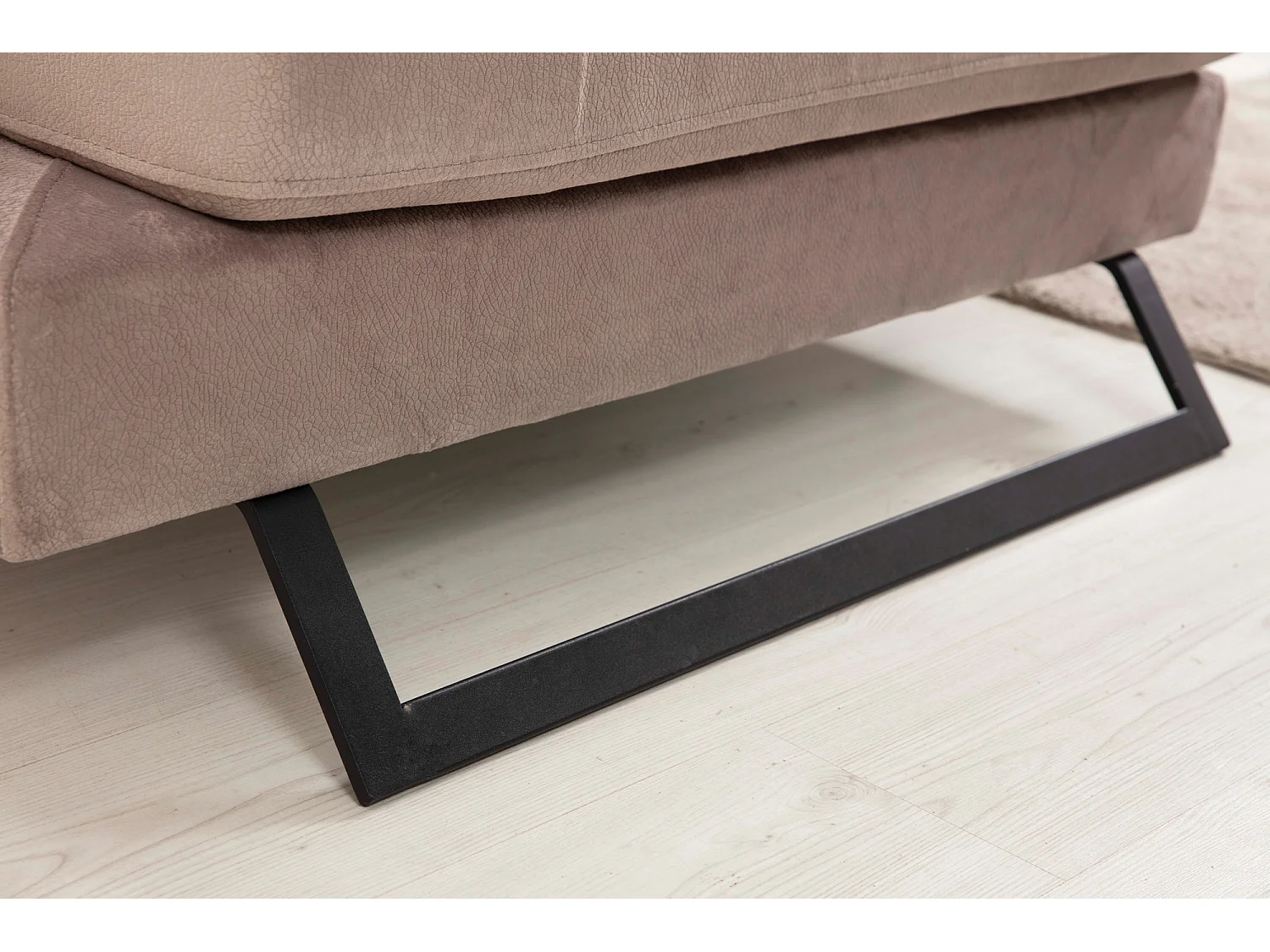 Canapé d'angle droit velours beige avec têtières relevables et pieds metal noir Briko 308cm