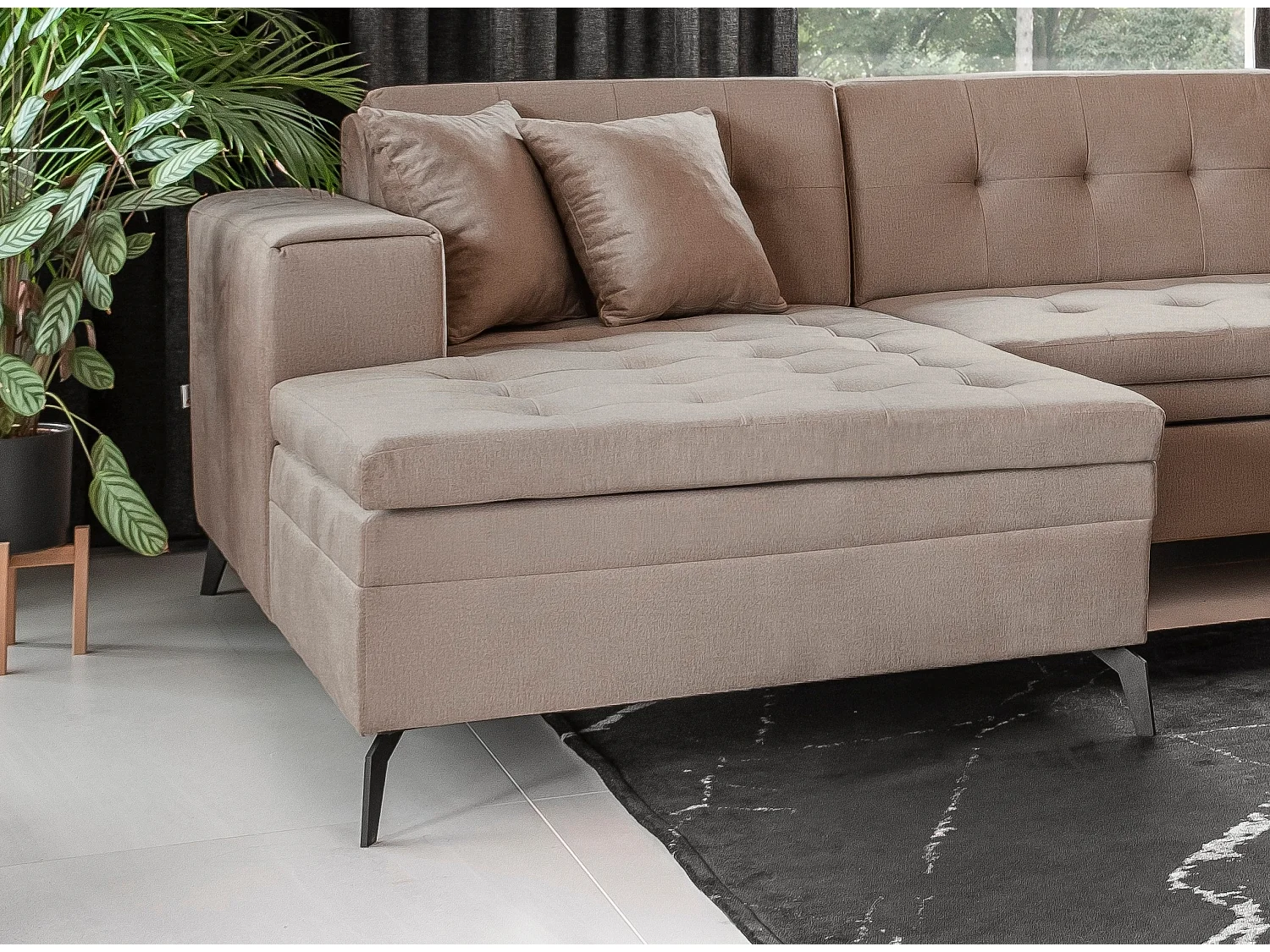 Linker panoramische slaapbank in zacht glanzende beige gewatteerde stof Bonty 340 cm