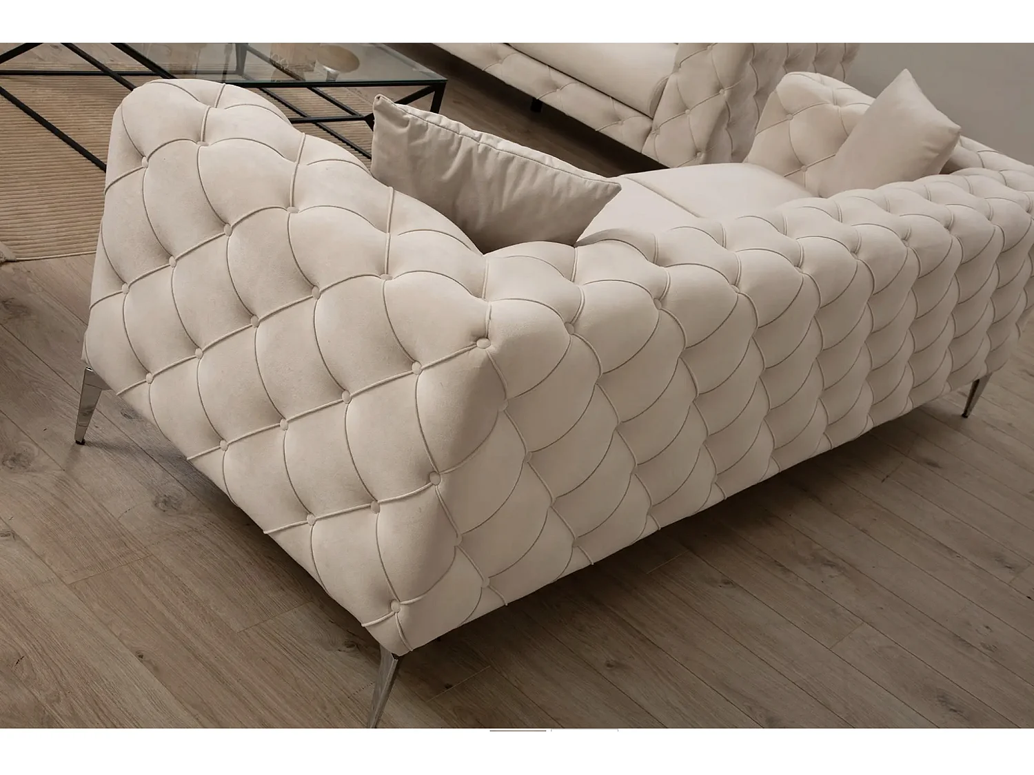 Canapé 3 places capitonné velours beige clair et pieds chromé Herakles 237cm