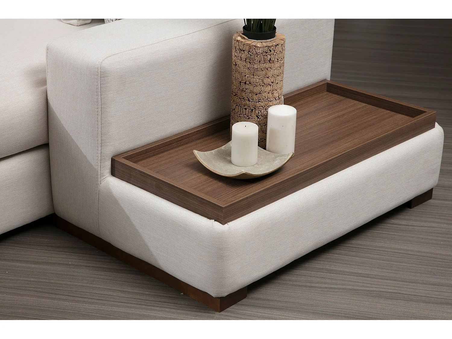 Panoramische bank in lichtbeige stof met houten plank en grote chaise longue links Zabora 374 cm