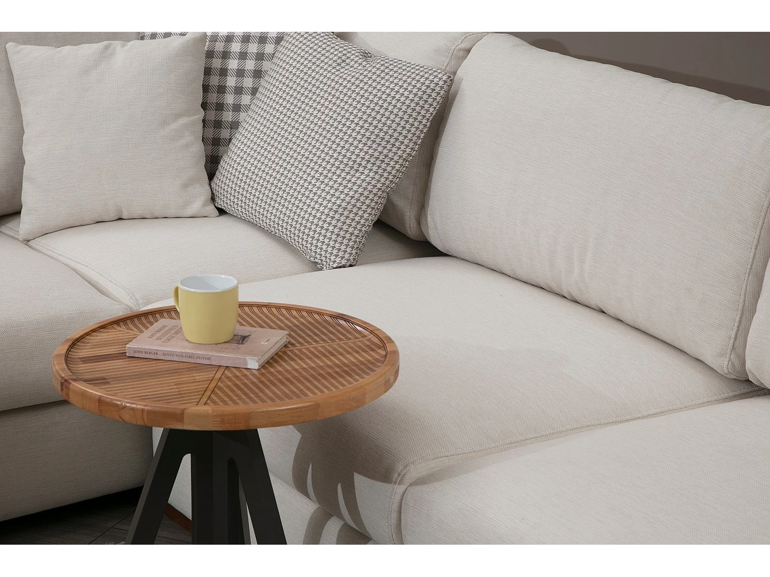 Panoramische bank in lichtbeige stof met houten plank en grote chaise longue links Zabora 374 cm