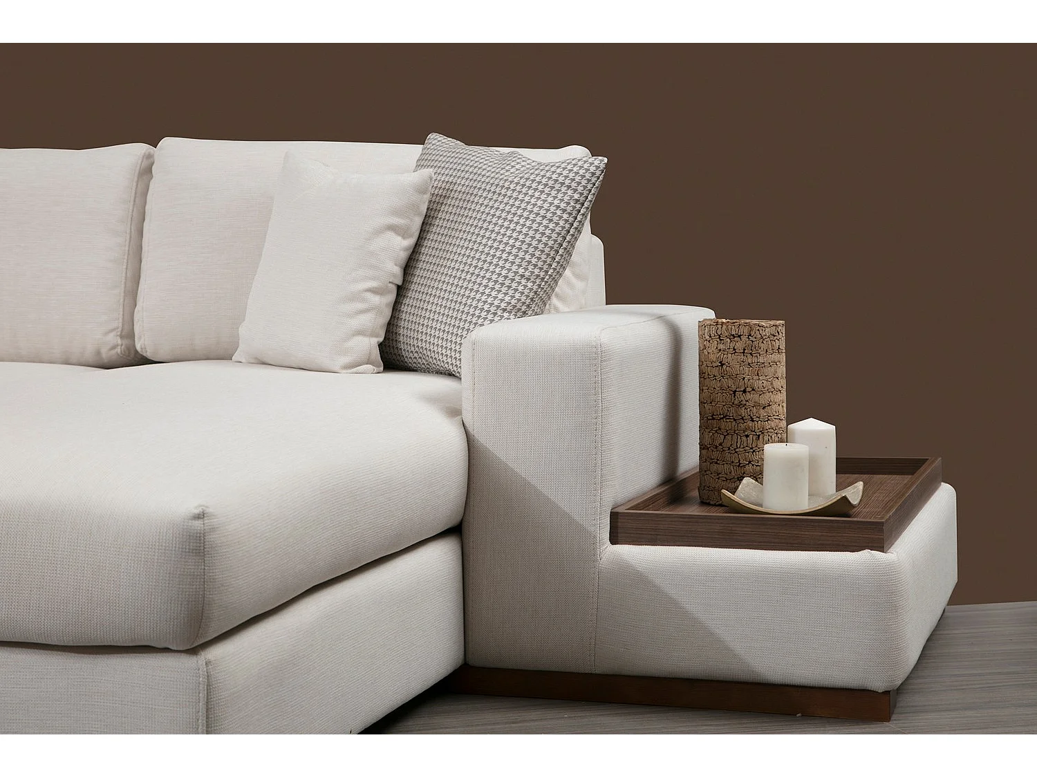 Panoramische bank in lichtbeige stof met houten plank en grote chaise longue links Zabora 374 cm
